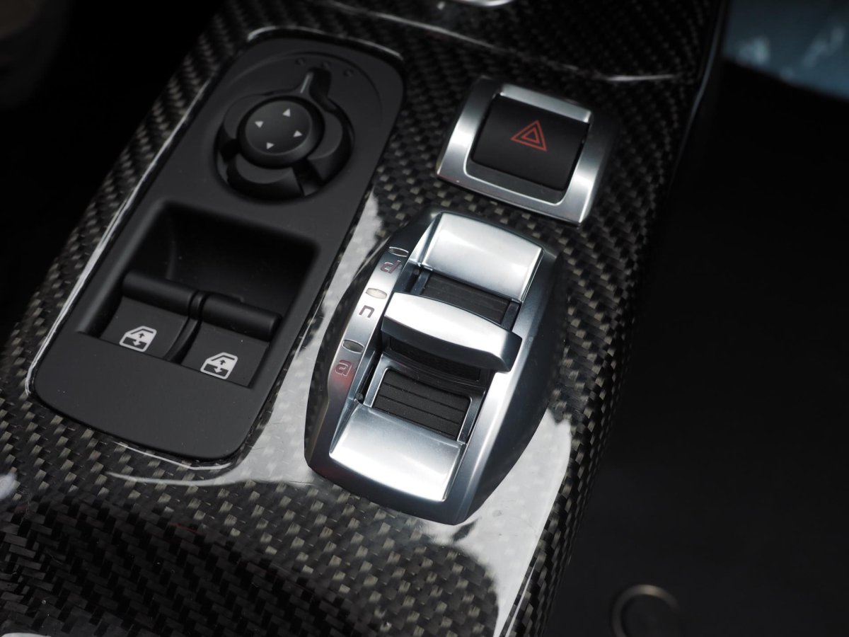 画像3: 【一時新規注文停止】TEZZO カーボンセンターコンソール＆シフトスイッチパネル for アルファロメオ4C《20.01.15 更新》 (3)